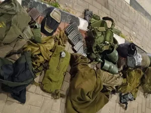 У резервиста угнали автомобиль, нашли военное снаряжение, задержали В ходе расследования угона автомобиля у резервиста ЦАХАЛ, полиция обнаружила украденное военное снаряжение и задержала подозреваемого. По данным полиции, инцидент произошел в районе Беэр-Шевы. Автомобиль был угнан, когда резервист находился на службе. В ходе оперативных мероприятий сотрудники правоохранительных органов обнаружили в другом месте украденное военное снаряжение, включая форму и личное оружие. Подозреваемый, житель одного из населенных пунктов вблизи Беэр-Шевы, был задержан. В настоящее время ведется расследование, выясняются все обстоятельства произошедшего.