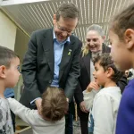 President, binisita ang kibbutz, muling binuksan ang kindergarten