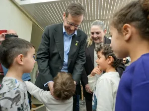 Madaxweynuhu wuxuu booqday kibbutz, wuxuuna dib u daahfuray xanaanada carruurta ee la burburiyey