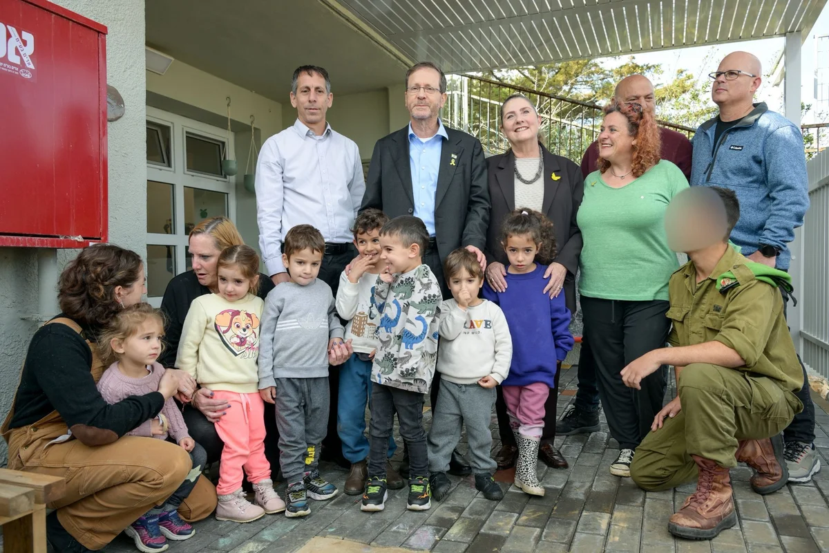 שנה אחרי: נשיא המדינה שב לקיבוץ מנרה וחנך מחדש את גן הילדים שספג פגיעת טיל ישירה