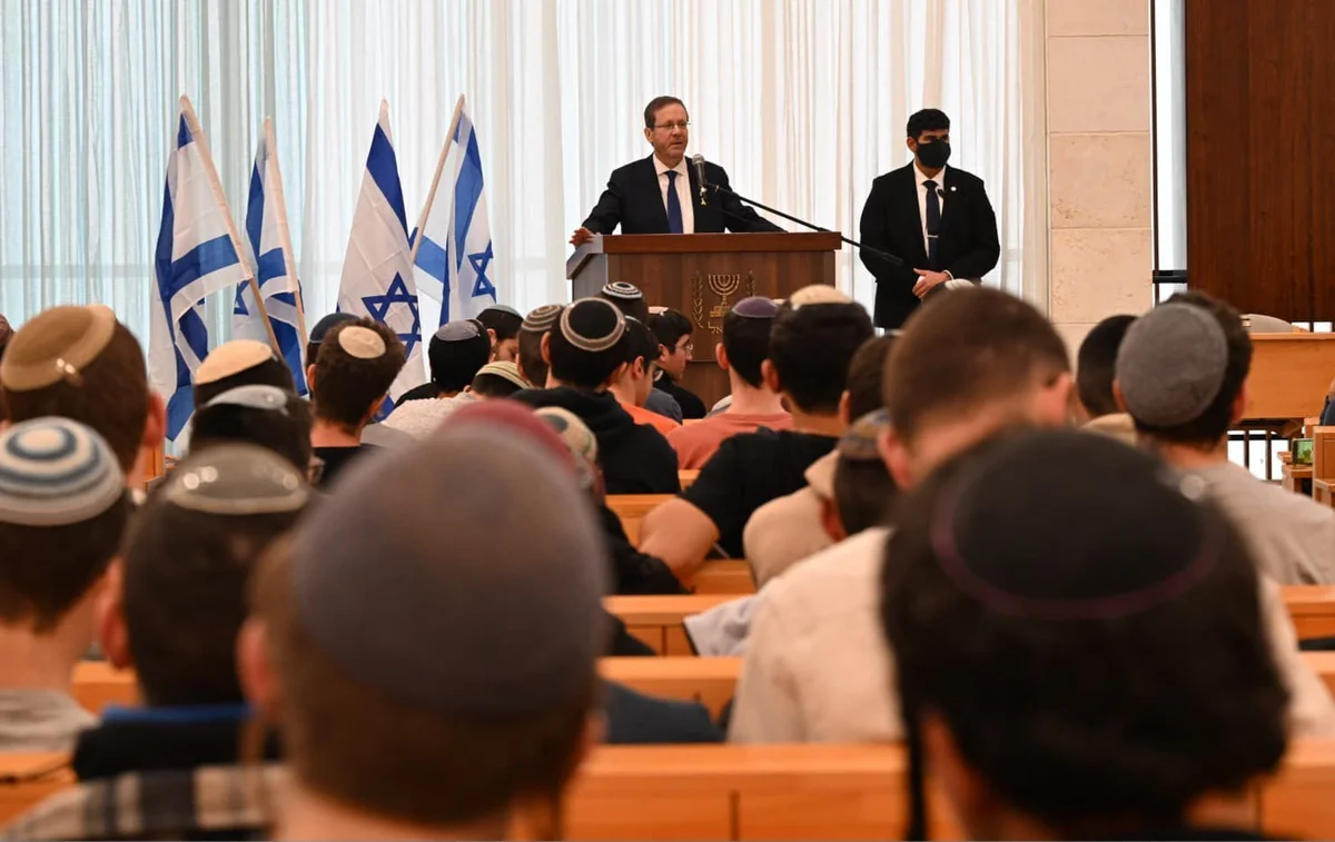 Madaxweynaha Dalka oo booqday dugsiga sare ee