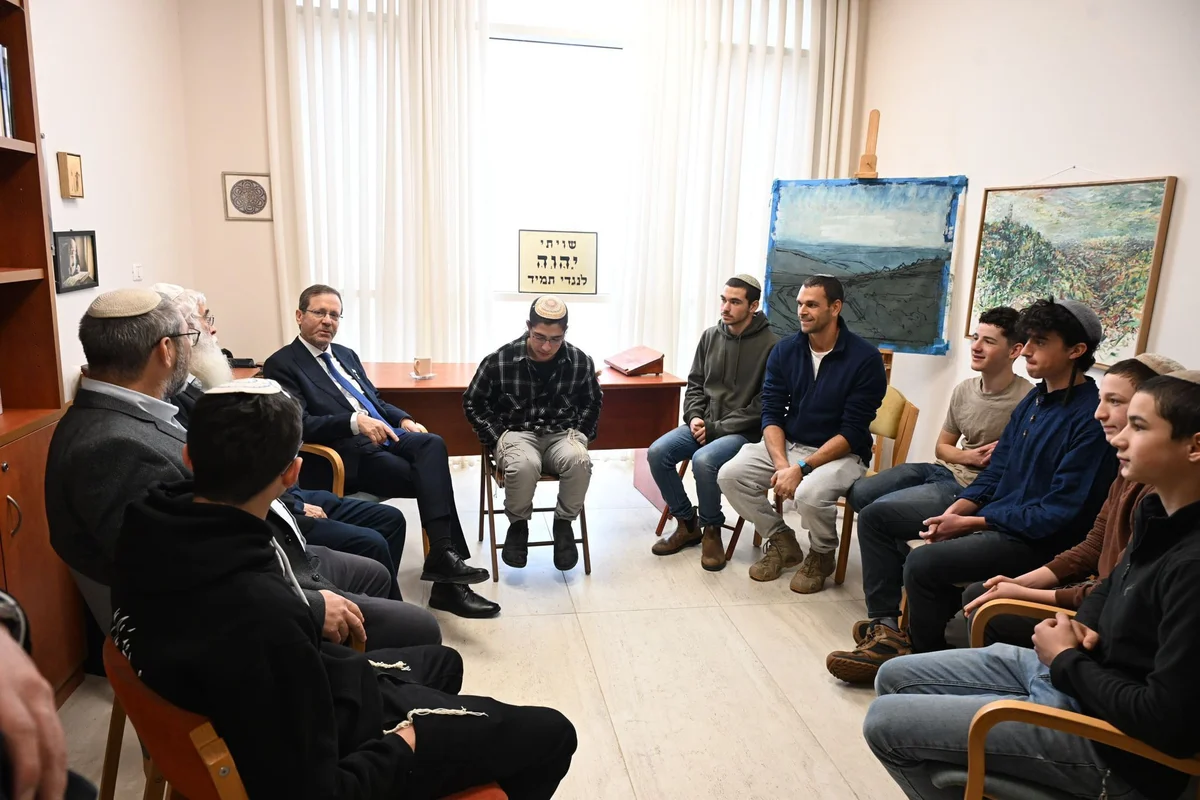 Madaxweynaha Dalka oo booqday dugsiga sare ee