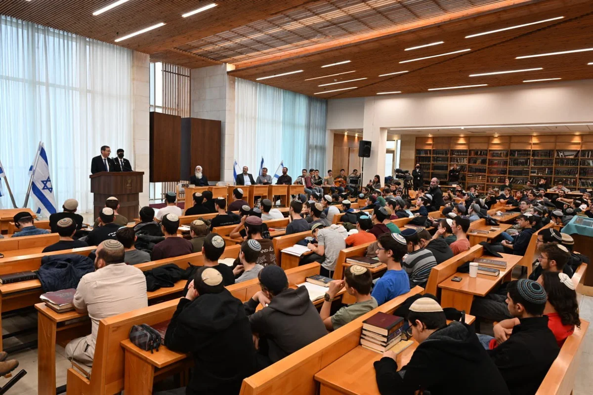 Madaxweynaha Dalka oo booqday dugsiga sare ee