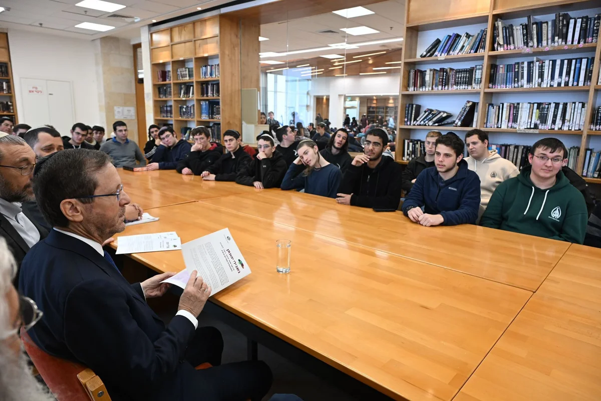 Madaxweynaha Dalka oo booqday dugsiga sare ee