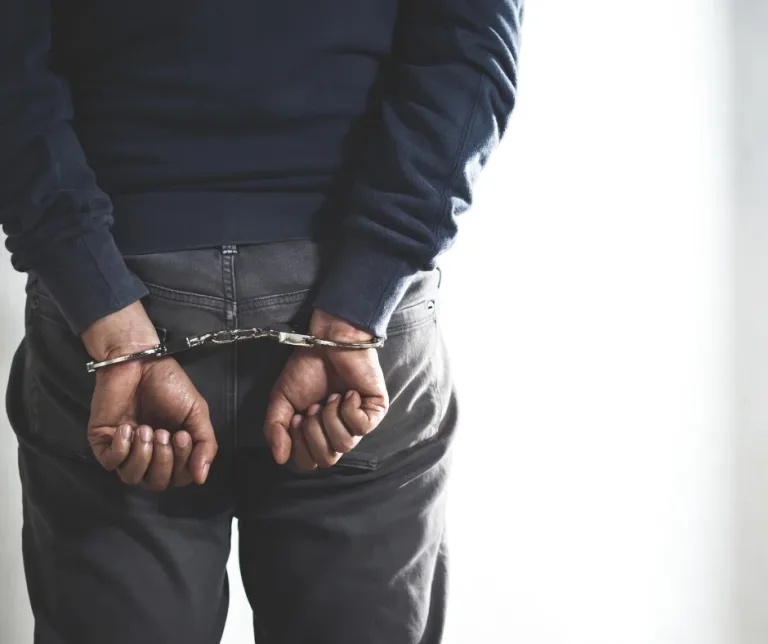 السياسة: النيابة العامة توجه اتهاماً لرجل في القدس بتهمة السطو العنيف على شخص ذي إعاقة