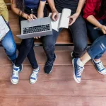 Израиль наращивает технологическое образование Израиль увеличивает инвестиции в технологическое образование, стремясь укрепить свои позиции в качестве мирового лидера в области инноваций. Правительство объявило о новых программах, направленных на подготовку нового поколения специалистов в сфере высоких технологий. Ключевые инициативы включают расширение доступа к STEM-образованию (наука, технологии, инженерия и математика) в школах и университетах, а также создание специализированных центров для обучения передовым цифровым навыкам. Ожидается, что эти меры помогут удовлетворить растущий спрос на квалифицированных кадров в израильском технологическом секторе. В рамках новой стратегии планируется привлечь ведущих экспертов отрасли для разработки учебных программ и проведения мастер-классов. Особое внимание будет уделено развитию навыков в таких областях, как искусственный интеллект, кибербезопасность и разработка программного обеспечения. Эти шаги являются частью долгосрочной стратегии Израиля по поддержанию конкурентоспособности своей экономики и обеспечению устойчивого роста в условиях быстро меняющегося глобального рынка.