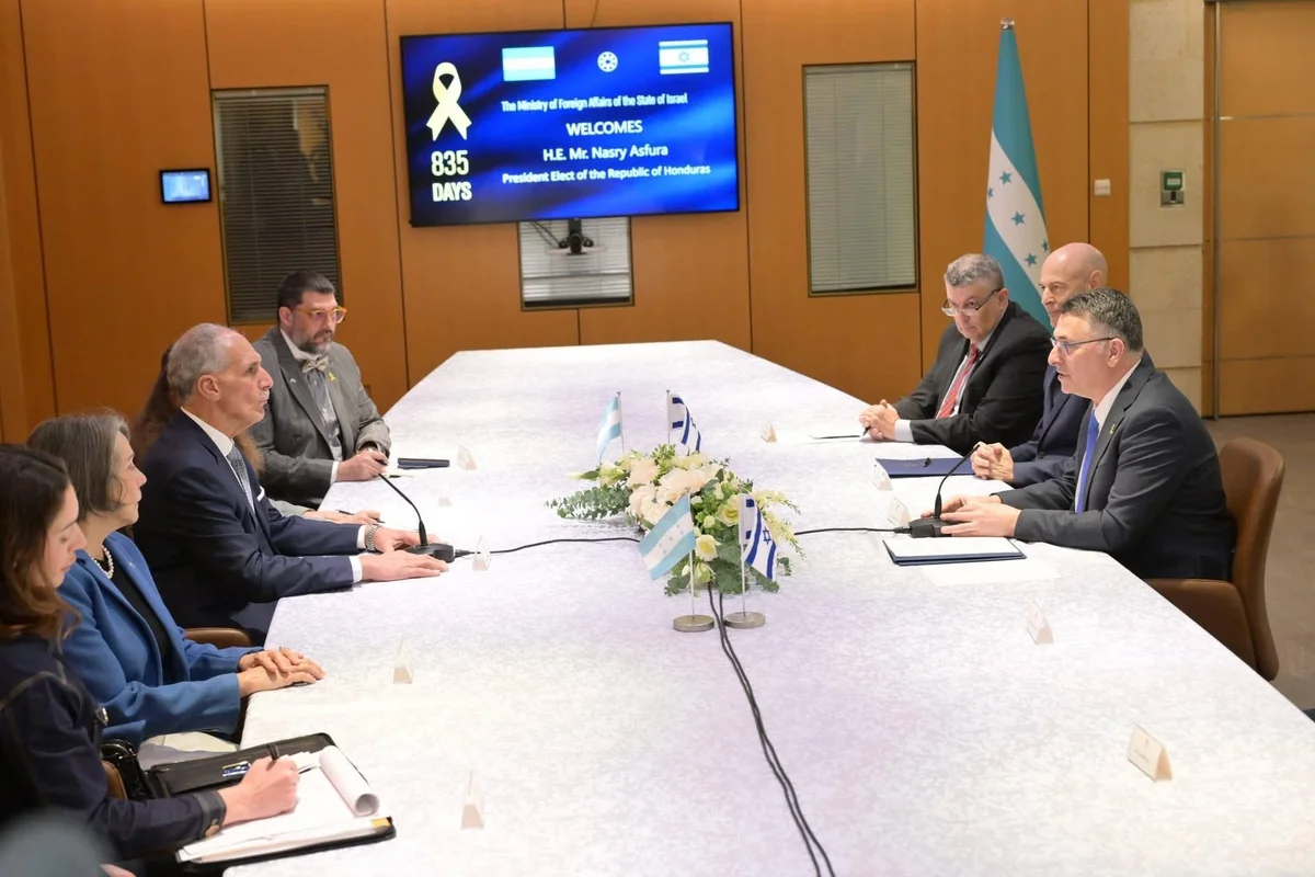 שר החוץ גדעון סער נפגש במשרד החוץ בירושלים עם הנשיא הנבחר של הונדורס נאסרי ״טיטו״ אספורה