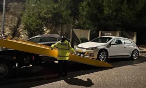 سلطات الضرائب تصادر 12 سيارة وتعثر على أسلحة