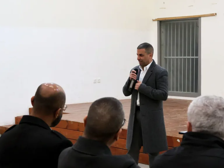 المجتمع الإسرائيلي: رئيس سلطة السلامة على الطرق يزور مشروع “انطلق واربح