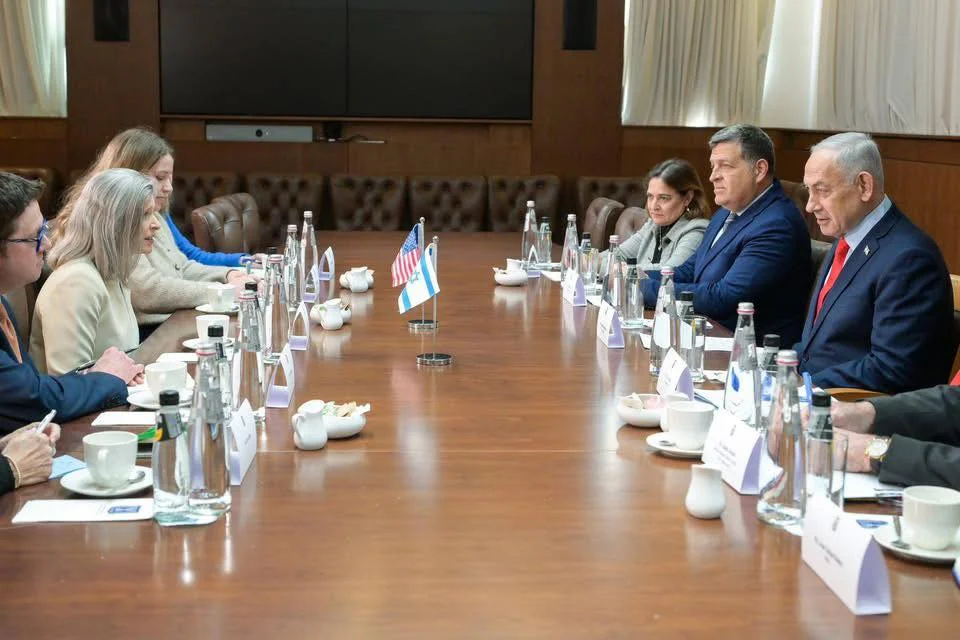 ראש הממשלה בנימין נתניהו נפגש בלשכתו בירושלים עם הסנאטורית האמריקנית ג׳וני ארנסט.