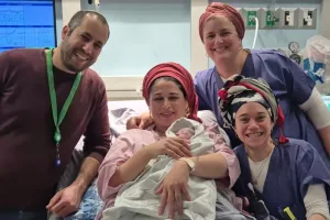 Israël commence 2026 avec une naissance à minuit et des dizaines d’appels d’urgence