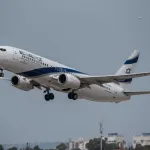 Первые репатрианты 2026 года из Австралии прибыли в Израиль на фоне изменений в еврейской миграции СИДНЕЙ, 1 января (Reuters) — Первый самолет с репатриантами в 2026 году приземлился в аэропорту Бен-Гурион, доставив из Австралии 180 человек, сообщила в среду израильская вещательная корпорация КАН. Прибытие стало первым в новом году и произошло на фоне растущего интереса к иммиграции в Израиль, особенно из стран с высоким уровнем жизни, таких как Австралия, и на фоне продолжающихся волнений в других частях мира. В последние годы наблюдается рост числа иммигрантов, прибывающих в Израиль из Австралии. В 2023 году в Израиль репатриировались более 1000 австралийцев, что стало рекордным показателем. По данным КАН, в 2024 году ожидается прибытие еще большего числа иммигрантов из Австралии. «Мы видим постоянный рост числа людей, желающих переехать в Израиль», — сказал представитель Еврейского агентства для Израиля (Сохнут) в Австралии. «Израиль предлагает уникальные возможности для еврейской жизни, и мы рады приветствовать новых репатриантов». Ожидается, что в 2026 году в Израиль прибудут тысячи новых иммигрантов из разных стран мира, в том числе из Австралии. По данным Министерства алии и интеграции Израиля, в 2023 году в Израиль репатриировались более 45 000 человек, что стало самым высоким показателем за последние 20 лет. Наибольшее число иммигрантов прибыло из России (более 15 000 человек), Украины (более 10 000 человек) и Франции (более 5 000 человек). Ожидается, что в 2024 году число иммигрантов, прибывающих в Израиль, продолжит расти. «Мы наблюдаем значительный рост числа людей, желающих переехать в Израиль», — сказал представитель Министерства алии и интеграции. «Это связано с различными факторами, включая политическую нестабильность в некоторых странах, а также с привлекательностью Израиля как места для жизни и работы». Помимо Австралии, в последние годы наблюдается рост числа иммигрантов из других стран, таких как Канада, Великобритания и Германия. В 2023 году в Израиль репатриировались более 1000 канадцев, более 800 британцев и более 700 немцев. Ожидается, что в 2026 году число иммигрантов, прибывающих в Израиль из этих стран, также продолжит расти. «Израиль является маяком надежды для евреев по всему миру», — сказал представитель Еврейского агентства для Израиля. «Мы рады приветствовать всех, кто хочет построить свою жизнь в Израиле».