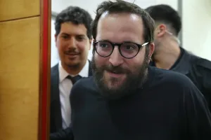 الشرطة تستجوب مساعد نتنياهو يوناتان أوريخ في تحقيق “بيبي ليكس