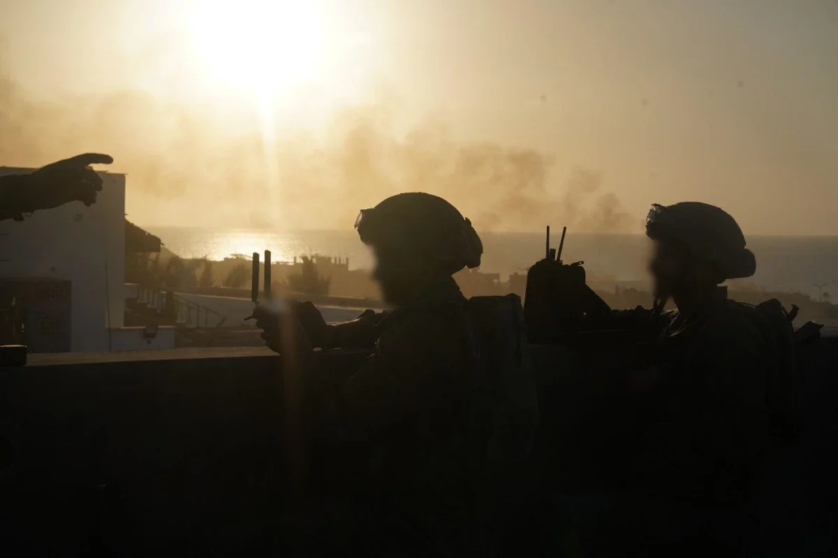 Что важно знать перед новой многолетней программой ЦАХАЛ Новая многолетняя программа Армии обороны Израиля (ЦАХАЛ) будет представлена на утверждение в ближайшее время. Документ, который, как ожидается, будет одобрен правительством, призван определить стратегическое направление развития армии на ближайшие годы. Программа включает в себя ряд ключевых направлений, среди которых модернизация вооружений, повышение боеготовности подразделений, а также развитие новых технологий. Особое внимание уделяется усилению обороны на северных границах Израиля и противодействию угрозам со стороны Ирана и его союзников. Ожидается, что реализация программы потребует значительных финансовых вложений. Детали бюджета и источники финансирования будут представлены вместе с самой программой. В документе также будут отражены изменения в структуре ЦАХАЛ, направленные на повышение эффективности управления и оптимизацию использования ресурсов. Представление программы является важным шагом в обеспечении безопасности Израиля в условиях меняющейся геополитической обстановки.