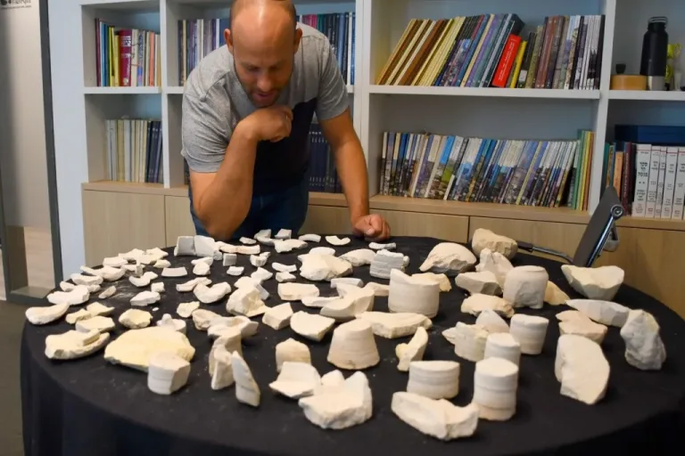 अपराध: येरुशलम में प्राचीन पत्थर के बर्तन बनाने की फ़ैक्टरी मिली, चोरी की कलाकृतियों की बरामदगी के बाद