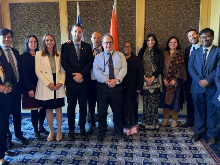 Бизнес: Торговые и сервисные сделки Индии продвигаются