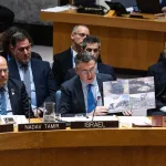 संयुक्त राष्ट्र सुरक्षा परिषद में मध्य पूर्व पर मंत्रिस्तरीय सत्र में भाग लेंगे विदेश मंत्री सार नई दिल्ली: इज़रायल के विदेश मंत्री गिदोन सार आज संयुक्त राष्ट्र सुरक्षा परिषद में मध्य पूर्व पर एक उच्च-स्तरीय मंत्रिस्तरीय सत्र में भाग लेंगे। यह सत्र क्षेत्र में वर्तमान सुरक्षा चुनौतियों और राजनीतिक गतिरोध पर केंद्रित होगा। विदेश मंत्री सार इस सत्र में इज़रायल के दृष्टिकोण को प्रस्तुत करेंगे और क्षेत्र में शांति और स्थिरता को बढ़ावा देने के तरीकों पर चर्चा करेंगे। सत्र में अन्य देशों के विदेश मंत्री और संयुक्त राष्ट्र के वरिष्ठ अधिकारी भी शामिल होंगे। यह बैठक ऐसे समय में हो रही है जब मध्य पूर्व में तनाव का माहौल है, खासकर इज़रायल और हमास के बीच चल रहे संघर्ष के कारण। संयुक्त राष्ट्र सुरक्षा परिषद इस क्षेत्र में शांति स्थापित करने के लिए महत्वपूर्ण भूमिका निभाती है।