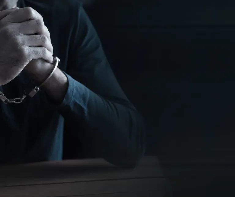 כתב אישום נגד תושב שדרות שהתנגש בקטנוע ורדף אחרי נוסעיו עם גרזן