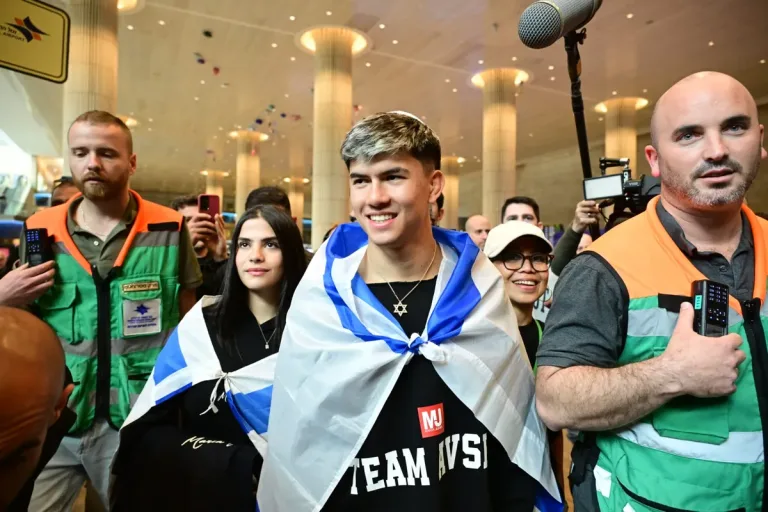 Israeli Kickboxer Gets Hero’s Welcome After Defeating Antisemitic Turkish Opponent