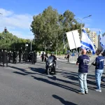 غالبية الإسرائيليين يتجنبون التعبير عن آرائهم السياسية علناً: استطلاع