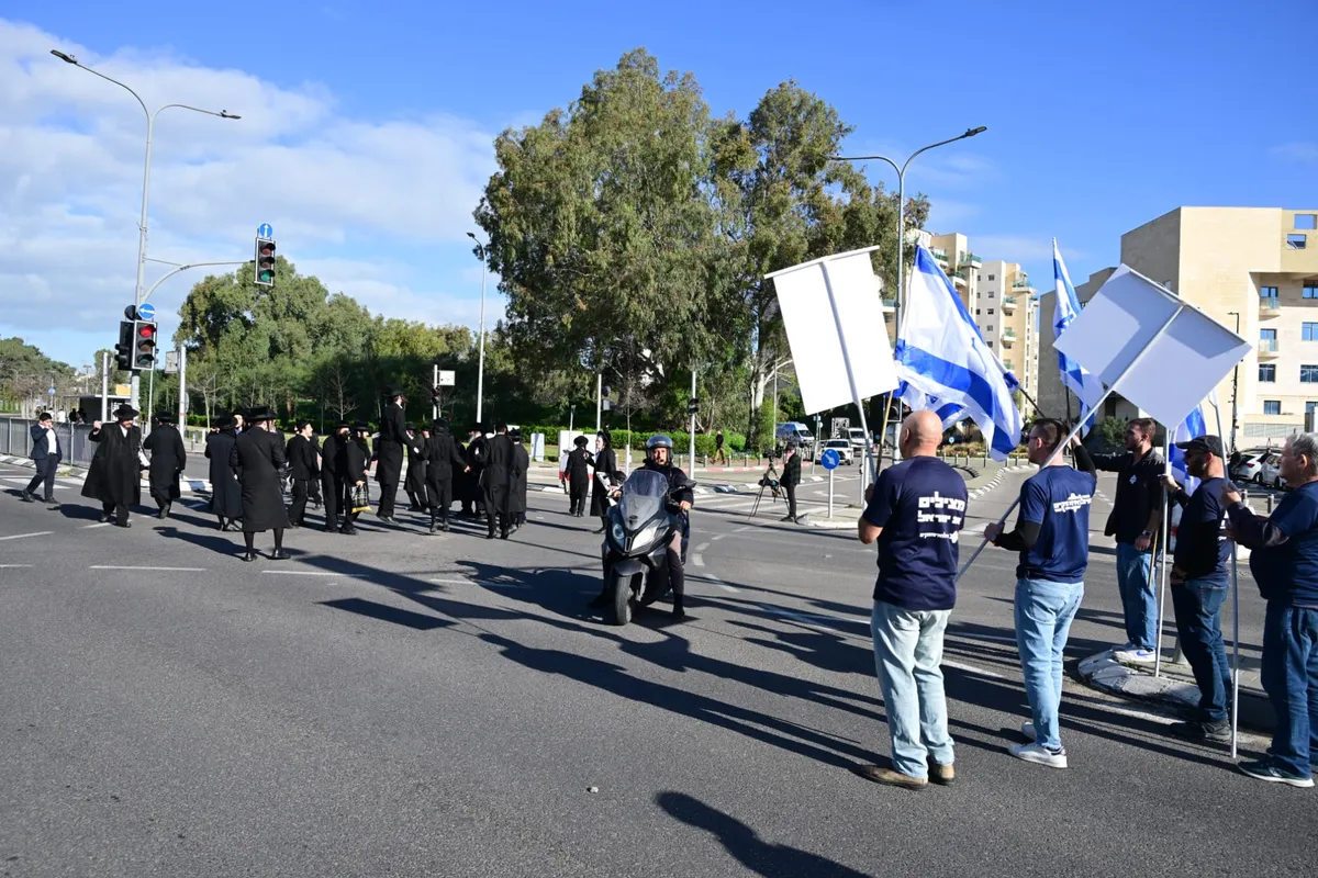 Majority of Israelis Avoid Expressing Political Views in Public: Survey