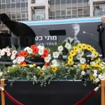 उनके संगीत के कारण, हमने सीखा कि प्यार क्या है’: इज़रायलियों ने मत्ती कैस्पी को अंतिम विदाई दी