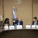 शिक्षा प्रणाली में मूल के आधार पर हिंसा के खिलाफ संघर्ष | नेतान्या शहर में प्रवासी छात्रों पर हमले के बाद चर्चा के लिए समिति की बैठक | बेटी पर हमला करने वाले पिता: “मैं यह जानकर नहीं रह सकता कि हमलावर लड़कियां मेरी बेटी के साथ उसी स्कूल में पढ़ती रहेंगी