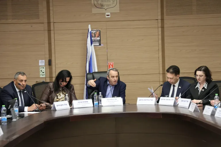 المجتمع الإسرائيلي: الصراع ضد العنف القائم على الأصل في النظام التعليمي | اللجنة تجتمع للنقاش عقب الاعتداء على طلاب مهاجرين في مدينة نتانيا | أب طفلته المعتدى عليها: “لا أستطيع تحمل معرفة أن الفتيات المعتديات سيواصلن الدراسة في نفس المدرسة مع ابنتي