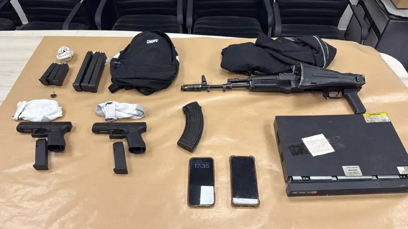 اعتقال شخصين ومصادرة بندقية كلاشنيكوف ومسدسين جلوك في مداهمة منزل