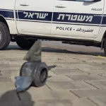 Laba qof oo dhaawac ah ayaa laga soo daadgureeyay ka dib markii qaybo hub ah ay ku dhaceen Xarunta Dhexe