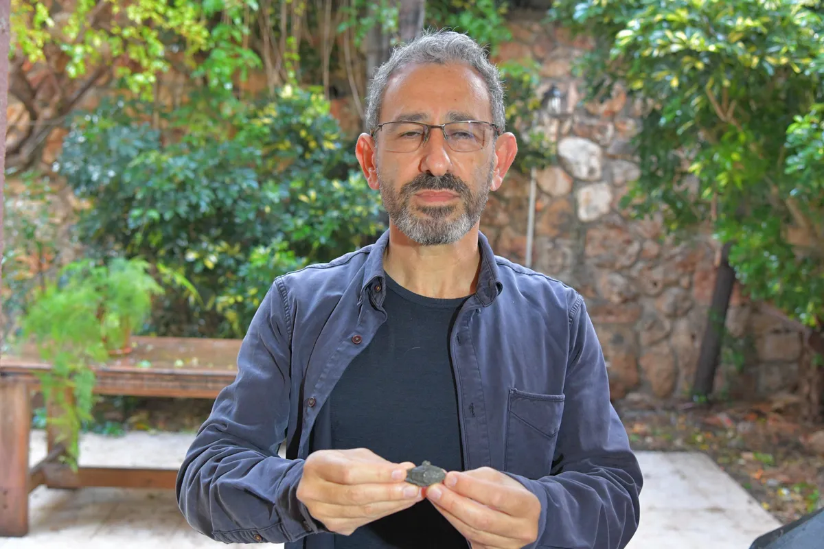 اكتشاف مقلاع عمره 2000 عام يحمل رسالة ساخرة في إسرائيل