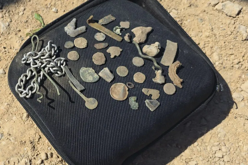 ضبط لصوص آثار إسرائيليين متلبسين مع تحليق صواريخ فوقهم