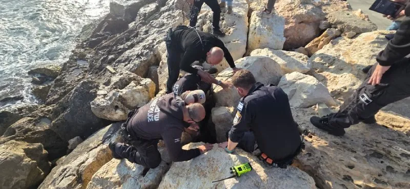Girl Rescued From Gordon Beach Rocks by Police