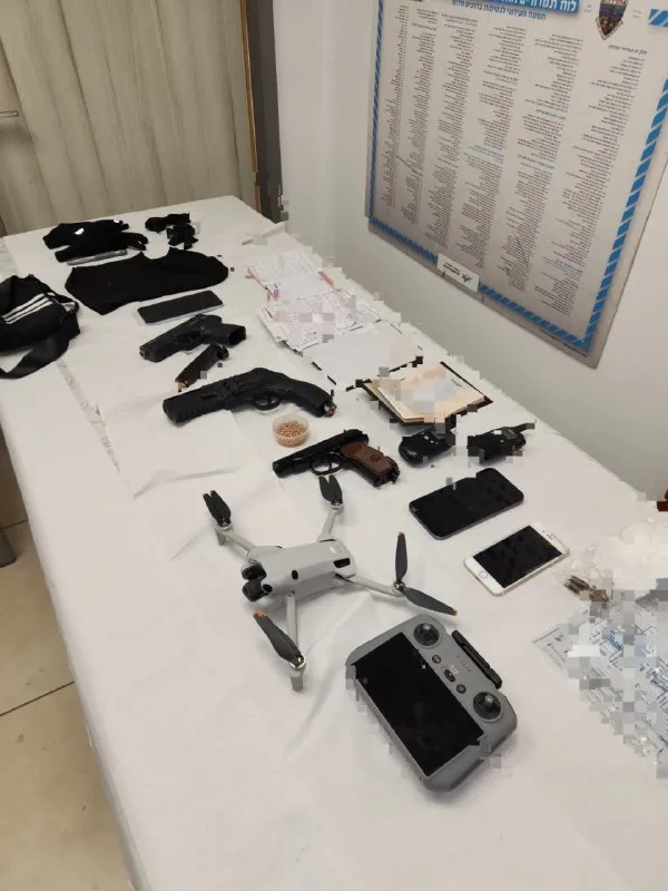 Hadera : Un conducteur sous l’emprise de stupéfiants arrêté avec des pistolets à billes et un drone