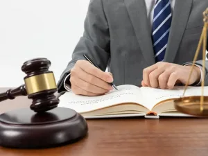 שר העבודה מקדם תיקונים לחקיקה להגנה על עובדים בשעת חירום