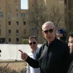 رئيس الوزراء نتنياهو يزور موقع الهجوم في بئر السبع