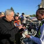 ראש הממשלה בנימין נתניהו בזירת הנפילה בבית שמש: