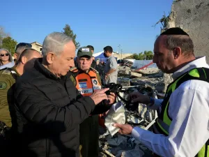 प्रधानमंत्री बिन्यामिन नेतन्याहू बेत शेमेश में हुई घटना के स्थल पर: