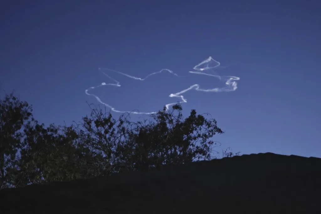 إسرائيل تعطل هجوماً صاروخياً مخططاً لحزب الله وتوسع ضرباتها عبر لبنان