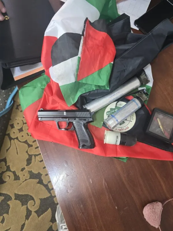 القدس: ضبط أعلام لحماس ومسدس خرز، واعتقال شاب يبلغ من العمر 18 عاماً