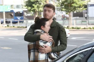 فرسودگی والدین عامل اصلی پریشانی کودکان در زمان جنگ، یافته‌های یک مطالعه جدید EXCERPT TO TRANSLATE A new study published in the journal JAMA Pediatrics found that parental burnout was strongly associated with increased psychological distress in children during wartime. Researchers analyzed data from over 1,000 families in conflict zones and discovered that when parents experienced high levels of burnout, their children were more likely to report symptoms of anxiety, depression, and post-traumatic stress. The findings highlight the critical need for mental health support for both parents and children in war-affected areas. یک مطالعه جدید منتشر شده در مجله JAMA Pediatrics نشان داد که فرسودگی والدین ارتباط قوی با افزایش پریشانی روانی در کودکان در زمان جنگ دارد. محققان داده‌های بیش از ۱۰۰۰ خانواده در مناطق درگیری را تجزیه و تحلیل کردند و دریافتند که وقتی والدین سطوح بالایی از فرسودگی را تجربه می‌کردند، احتمال گزارش علائم اضطراب، افسردگی و استرس پس از سانحه در فرزندانشان بیشتر بود. این یافته‌ها نیاز حیاتی به حمایت سلامت روان برای والدین و کودکان در مناطق متاثر از جنگ را برجسته می‌کند.