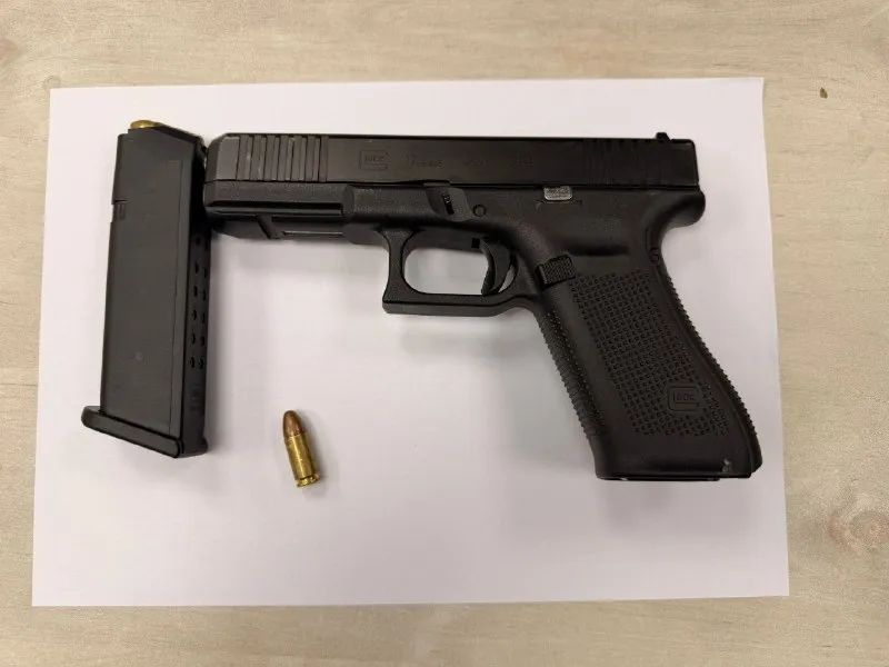 الشرطة تصادر مسدساً محملاً وتعتقل شخصين في مطاردة بمستوطنة بدوية