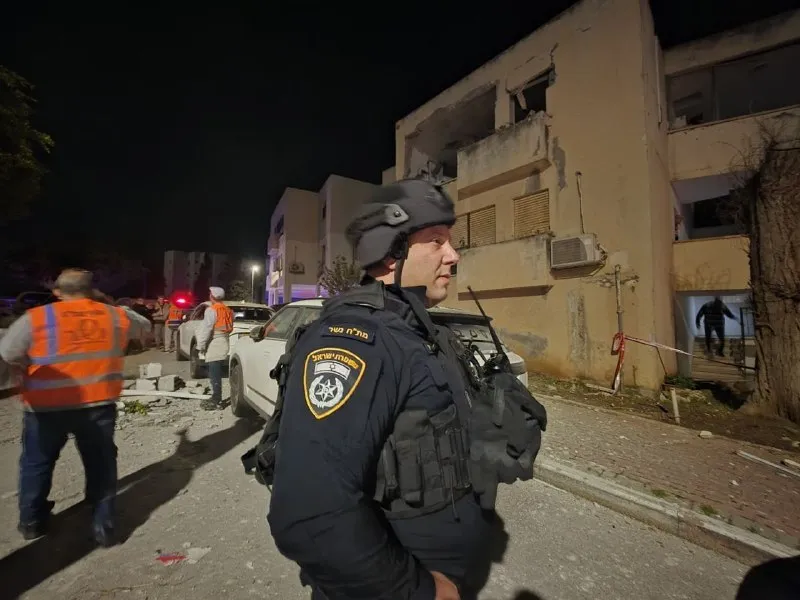 Dalawa ang sugatan sa gusaling tinamaan; mga armas nasamsam