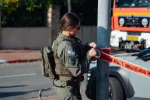 Dégâts dans le centre d&rsquo;Israël dus à la chute de débris d&rsquo;armes.