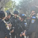 العثور على مخزن أسلحة في كريات شمونة؛ الشرطة في الموقع