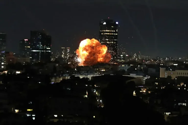 الأمن: مقتل امرأة في هجوم صاروخي بتل أبيب