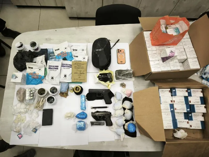 Des combattants de la police des frontières et des policiers du district central ont arrêté un suspect à Lod, chez qui des armes et des drogues ont été saisies. Lors d&rsquo;une opération ciblée menée hier par des enquêteurs du poste de Lod, accompagnés de combattants de la police des frontières et d&rsquo;agents cynophiles,