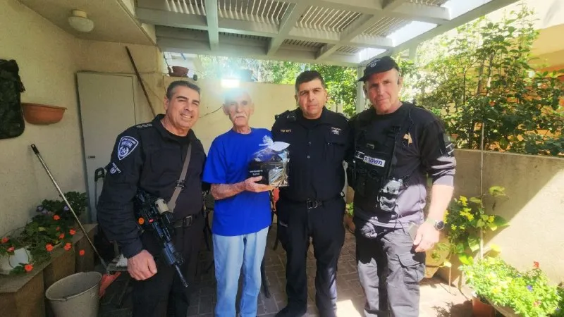 زار قائد محطة تل أبيب الشمالية وضباط من وحدة الطوارئ الناجي من الهولوكوست يوسي شتاينبرغ، البالغ من العمر 89 عاماً، تحت شعار “لن يتكرر أبداً”.