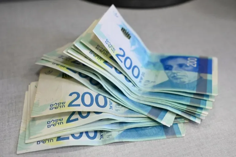 Dollar Hits 30-Year Low Against Israeli Shekel