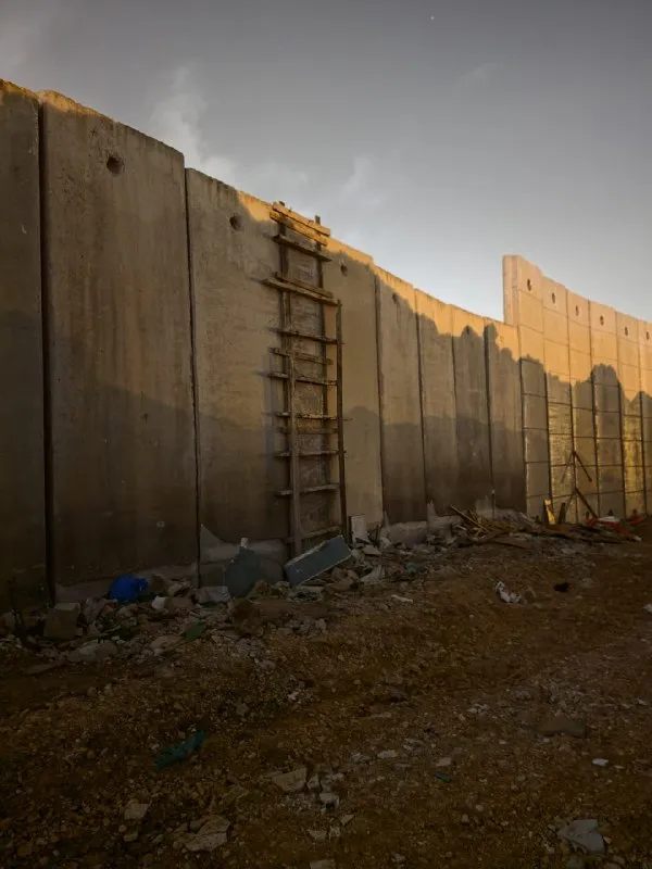 حزمه: شبكة سلالم مُحبطة وصاحبها معتقل من قبل الشرطة